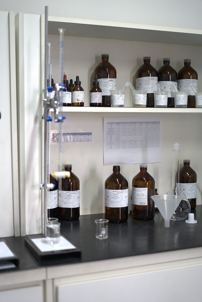 Bancada e reagentes do laboratório